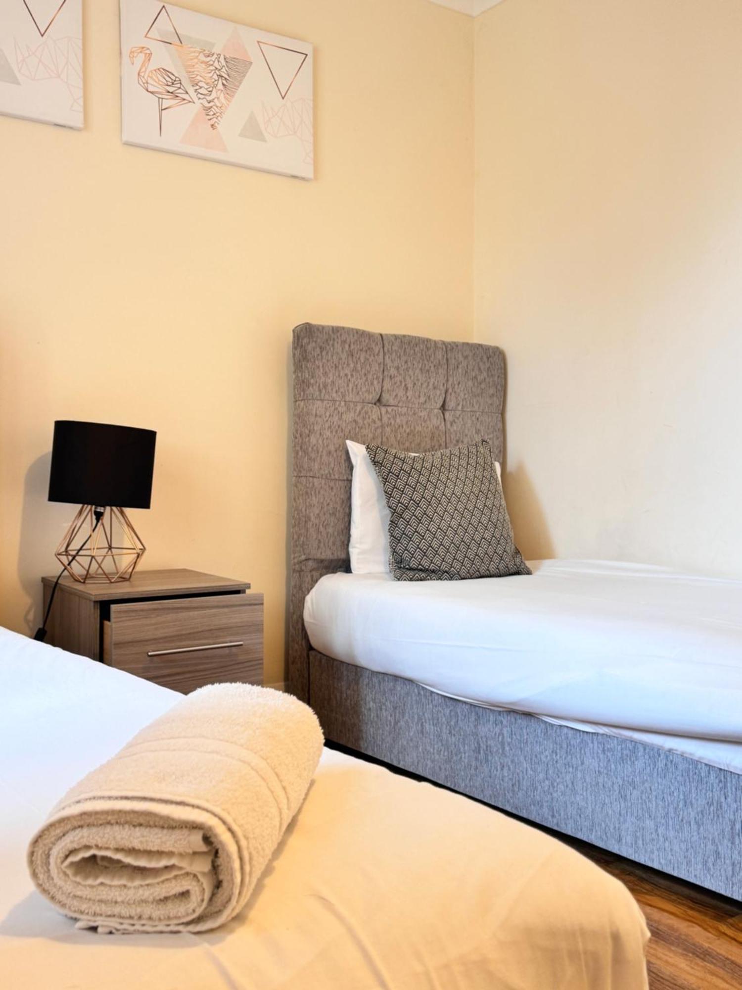 Comfort Heathrow Stay 5 Mins To The Terminal Stanwell Exteriér fotografie