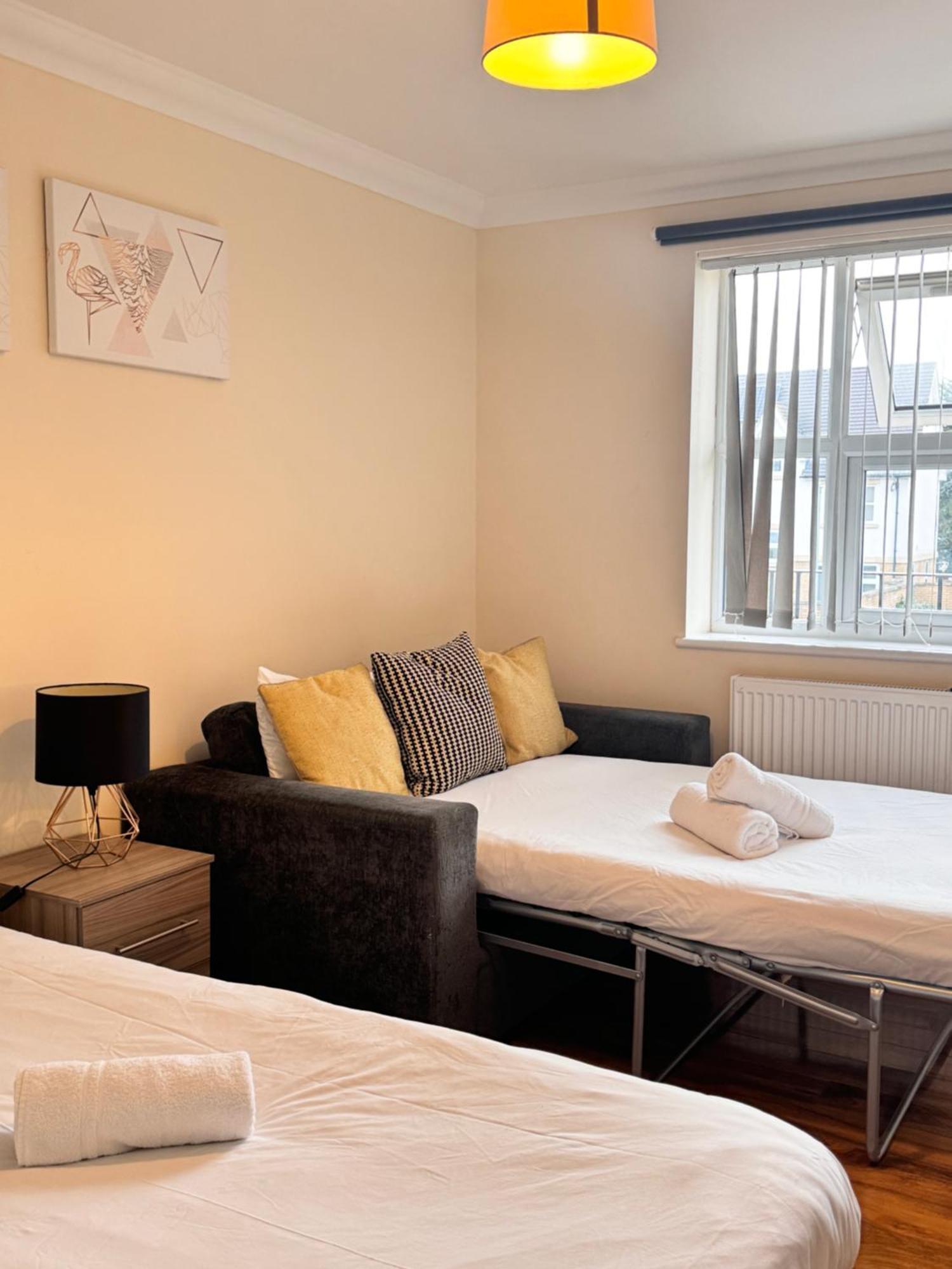 Comfort Heathrow Stay 5 Mins To The Terminal Stanwell Exteriér fotografie