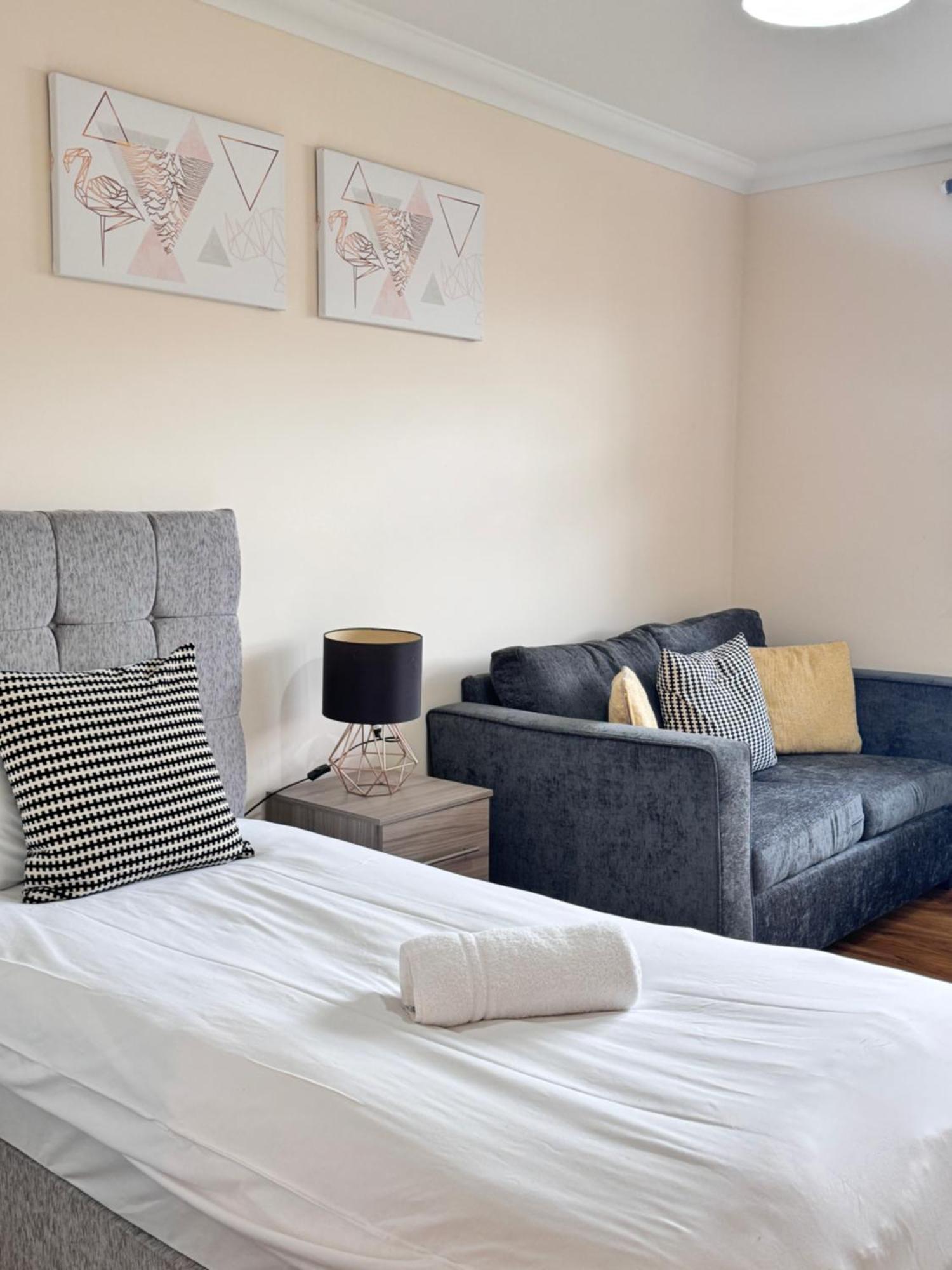 Comfort Heathrow Stay 5 Mins To The Terminal Stanwell Exteriér fotografie